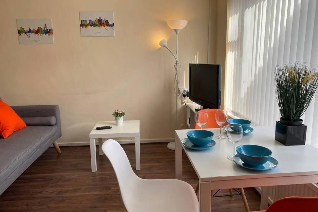 Conveniently Situated 1Bed Apt In Stretford Lejlighed Manchester Eksteriør billede